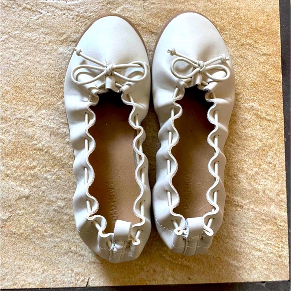 Old Navy toddler flats - Picture 1 of 3